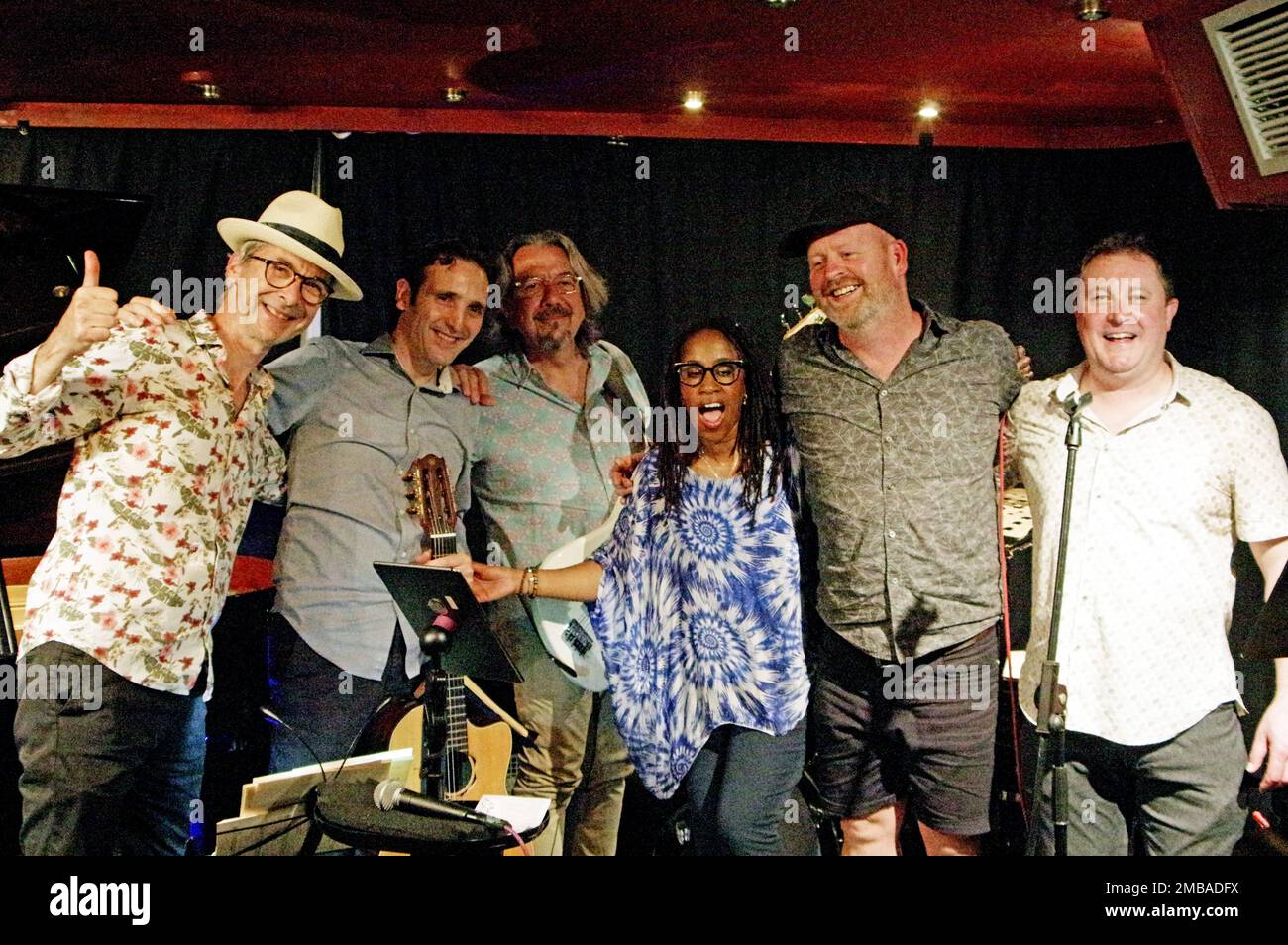 John G. Smith, Giorgio Serci, Steve Pearce, Louise Clare Marshall, Tristan Banks, Danny Marsden, Louise Clare Marshall&#X2019;s Serious Mendes, Verdict Jazz Club, Brighton, East Sussex, 2022. Stockfoto