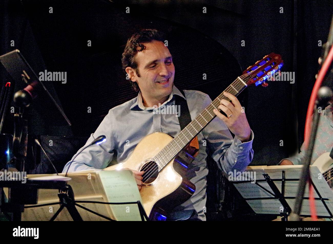 Giorgio Serci, Louise Clare Marshall&#X2019;s Serious Mendes, Urteil Jazz Club, Brighton, East Sussex, 2022. Stockfoto
