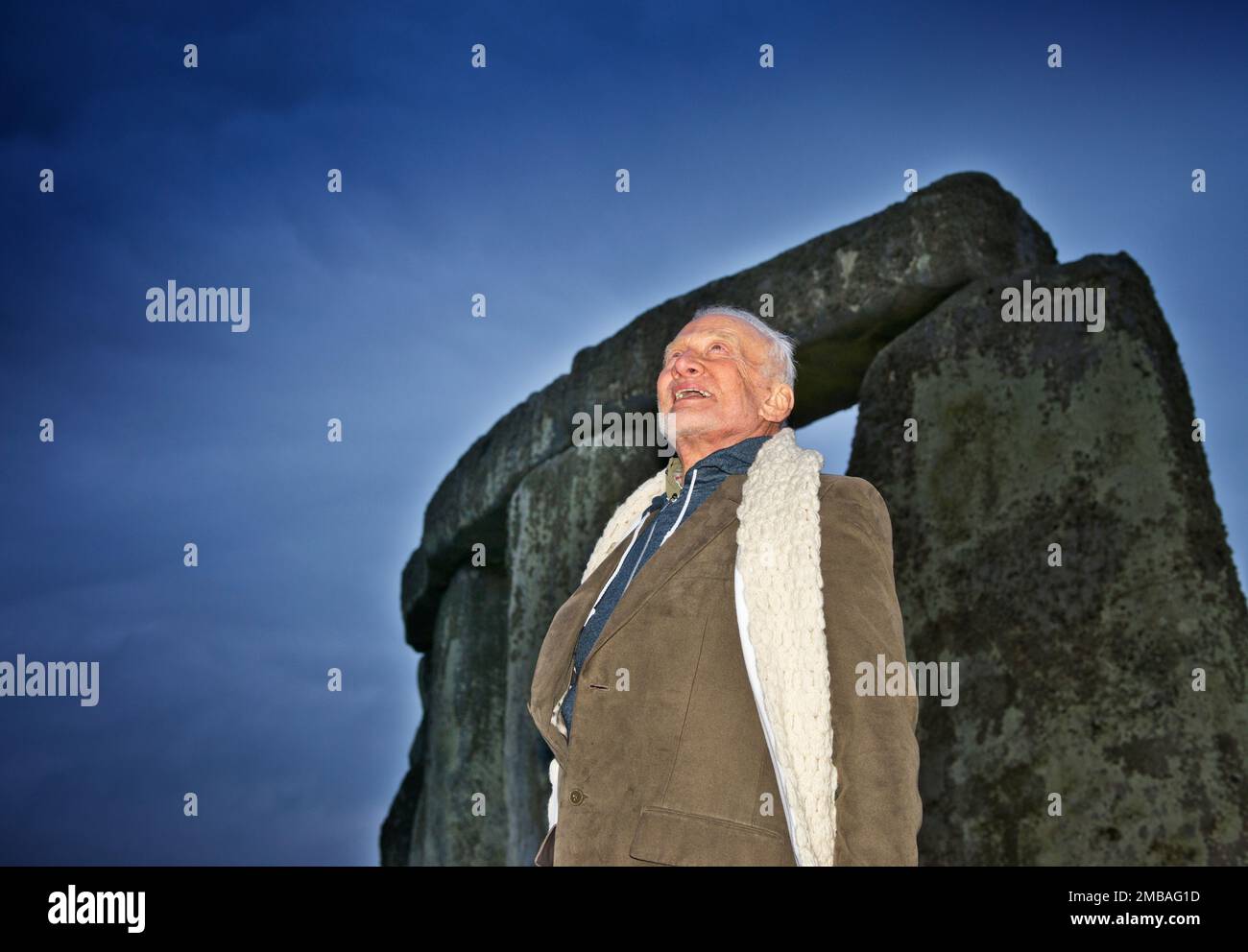 Stonehenge, Stonehenge Down, Amesbury, Wiltshire, 2015. Der ehemalige Astronaut Buzz Aldrin posierte in der Dämmerung in Stonehenge. Stockfoto