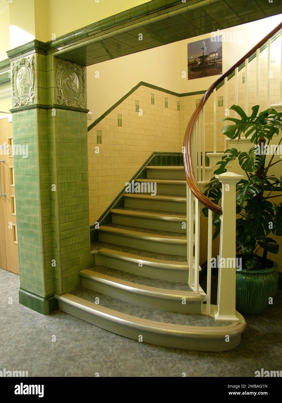 Liverpool City Council, Wavertree One Stop Shop, Picton Road, Wavertree, Liverpool, 2006. Eine Treppe in der Eingangshalle der ehemaligen Picton Road Baths, Wavertree, zeigt speziell Pilkington Faience Fliesen an den Wänden und Pilaster. Die Picton Road Baths wurden im Mai 1906 eröffnet. Das Gebäude wurde vom Borough Engineer W R Court entworfen und zu einem Preis von &#XA3;24.000 erbaut. Die Pilkington Tile &amp; Pottery Company in Clifton, Lancashire, lieferte im Inneren Glasfliesen und Faience-Arbeiten. Die Swimmingpools waren 1994 geschlossen und der Eingangsblock wurde später in ein One Sto umgewandelt Stockfoto