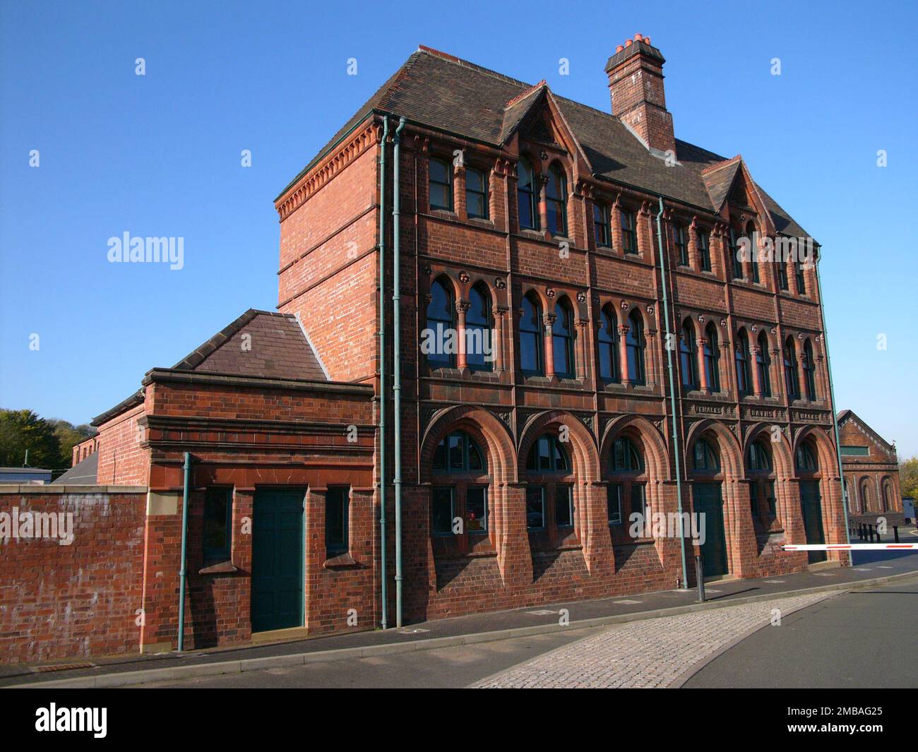 Black Country Living Museum, Rolfe Street Baths, Tipton Road, Dudley, 2005. Die Rolfe Street Baths, ursprünglich in Smethwick gelegen, wurden vom Südosten aus im Black Country Living Museum in Dudley gesehen, nachdem sie 1989 umgezogen wurden. Die Bäder wurden 1888 für das Gesundheitsamt von Smethwick gebaut. Das Gebäude wurde von Harris, Martin und Harris entworfen, mit Ziermauern und Terrakotta-Paneelen, die die Fassade schmücken. Das Gebäude beherbergte zwei Swimmingpools, Hausschuhe, Duschen und eine städtische Wäscherei. Die Bäder wurden 1989 geschlossen, und das Gebäude wurde abgebaut und ins Black Country Living verlegt Stockfoto