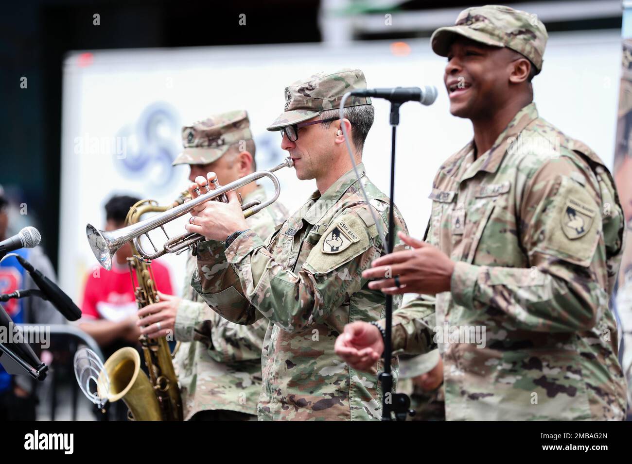 Soldaten der USA Army West Point Benny Havens Band, Auftritt für Teilnehmer während eines US-amerikanischen Auftritts Geburtstagszeremonie der Armee am Times Square, New York, am 14. Juni 2022. Die Zeremonie feierte den 247. Geburtstag der Armee mit musikalischen Darbietungen, einem Stillen Drillteam und einem Kuchenschnitt, was das Engagement der Armee für die globale Bereitschaft im Jahr 24/7 unterstreicht. Stockfoto