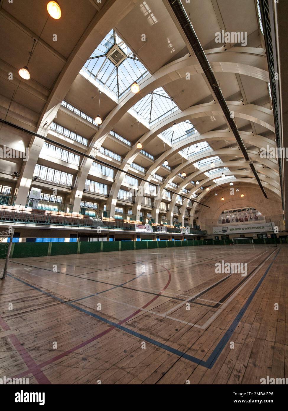 Seymour Leisure Centre, Seymour Place, City of Westminster, Greater London Authority, 2013. Die ehemalige Haupt-Schwimmbadhalle im Seymour Leisure Centre, früher bekannt als Seymour Place Baths, wird als trockene Sporthalle genutzt. Die Seymour Place Baths (später bekannt als Seymour Hall and Swimming Baths und Seymour Leisure Centre) wurden im April 1937 offiziell eröffnet. Das Gebäude wurde von Kenneth Mervyn Baskerville Cross für den Stadtrat von St. Marylebone entworfen. Es ist Grad II gelistet. Die Haupthalle des Schwimmbeckens ist so gestaltet, dass sie im Winter in einen öffentlichen Saal oder Kino umgewandelt werden kann und ist umgeben Stockfoto