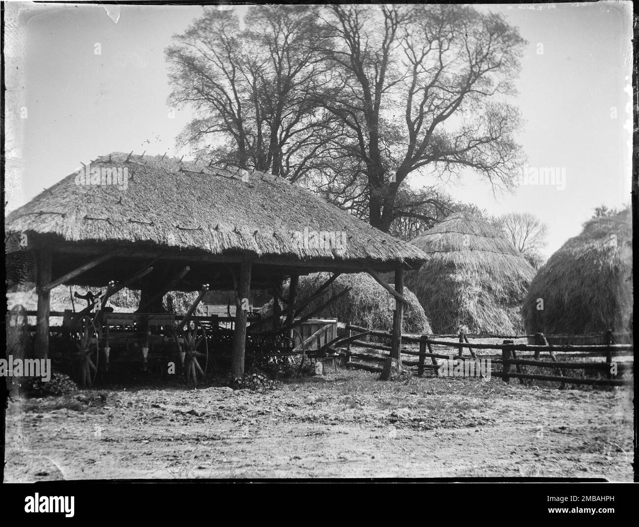 Little Kimble, Great Und Little Kimble, Wycombe, Buckinghamshire, 1910. Ein strohgedeckter Karren und strohgedeckte Heuhaufen. Stockfoto