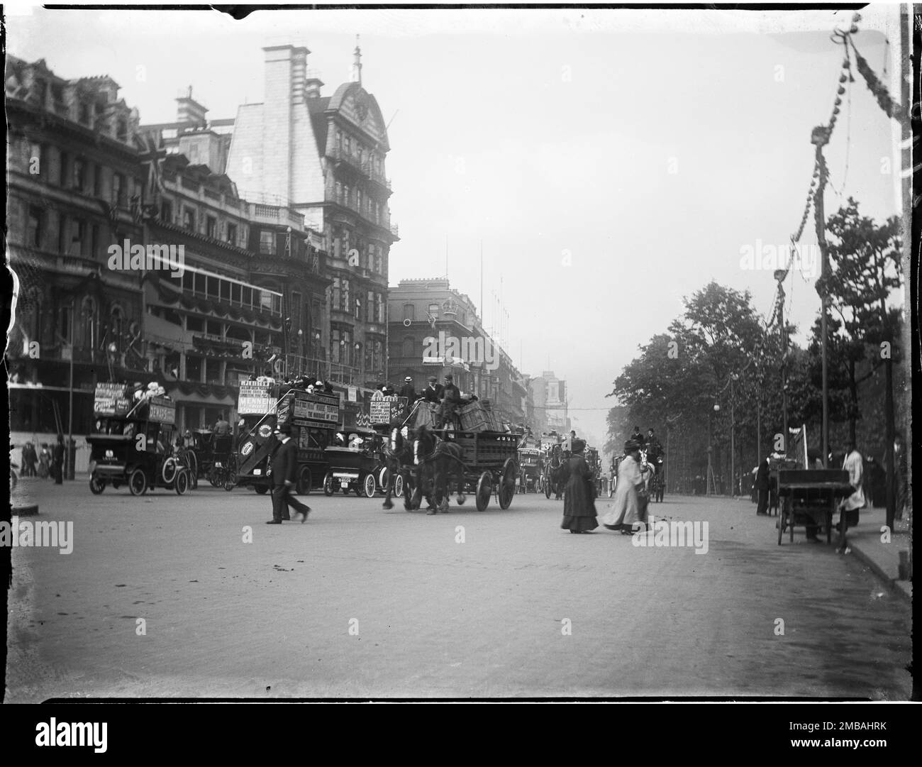 Piccadilly, City of Westminster, Greater London Authority, 1911. Ein Blick auf Piccadilly in Richtung Hyde Park Corner, der Fußgänger, Kraftfahrzeuge und einen Pferdewagen auf der geschäftigen Straße zeigt. Stockfoto