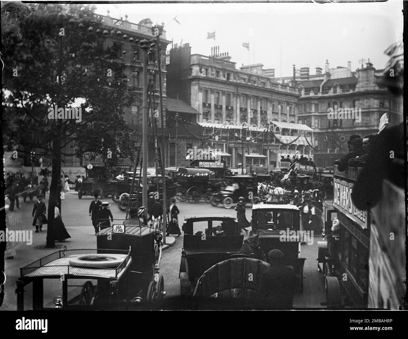 Hyde Park Corner, City of Westminster, Greater London Authority, 1911. Ein Blick aus einem Bus an der Hyde Park Corner zeigt Fußgänger und Verkehr und die umliegenden Gebäude, dekoriert mit Flößen zur Krönung von König George V. und Königin Mary. Vom Fotografen aufgenommen, um Krönungsdekorationen in London zu zeigen. An der Vorderseite der Gebäude befinden sich Flöte und Dekorationen für die Krönung von König George V. und Königin Mary am 22. Juni 1911. Stockfoto