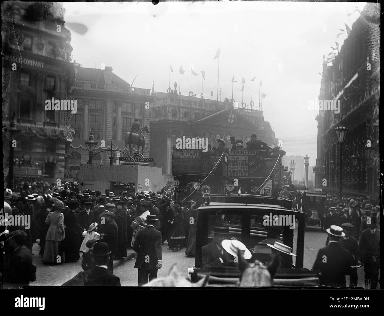 Bank, City and County of the City of London, Greater London Authority, 1911. Ein Blick von außerhalb der Bank of England auf der Threadneedle Street in Richtung Mansion House, mit einer geschäftigen Kreuzung von Bank Road voller Menschen und Verkehr. Vom Fotografen aufgenommen, um Krönungsdekorationen in London zu zeigen. Die Gebäude um die Kreuzung der Bank Road sind mit Flaggen und Fahnen geschmückt. Stockfoto