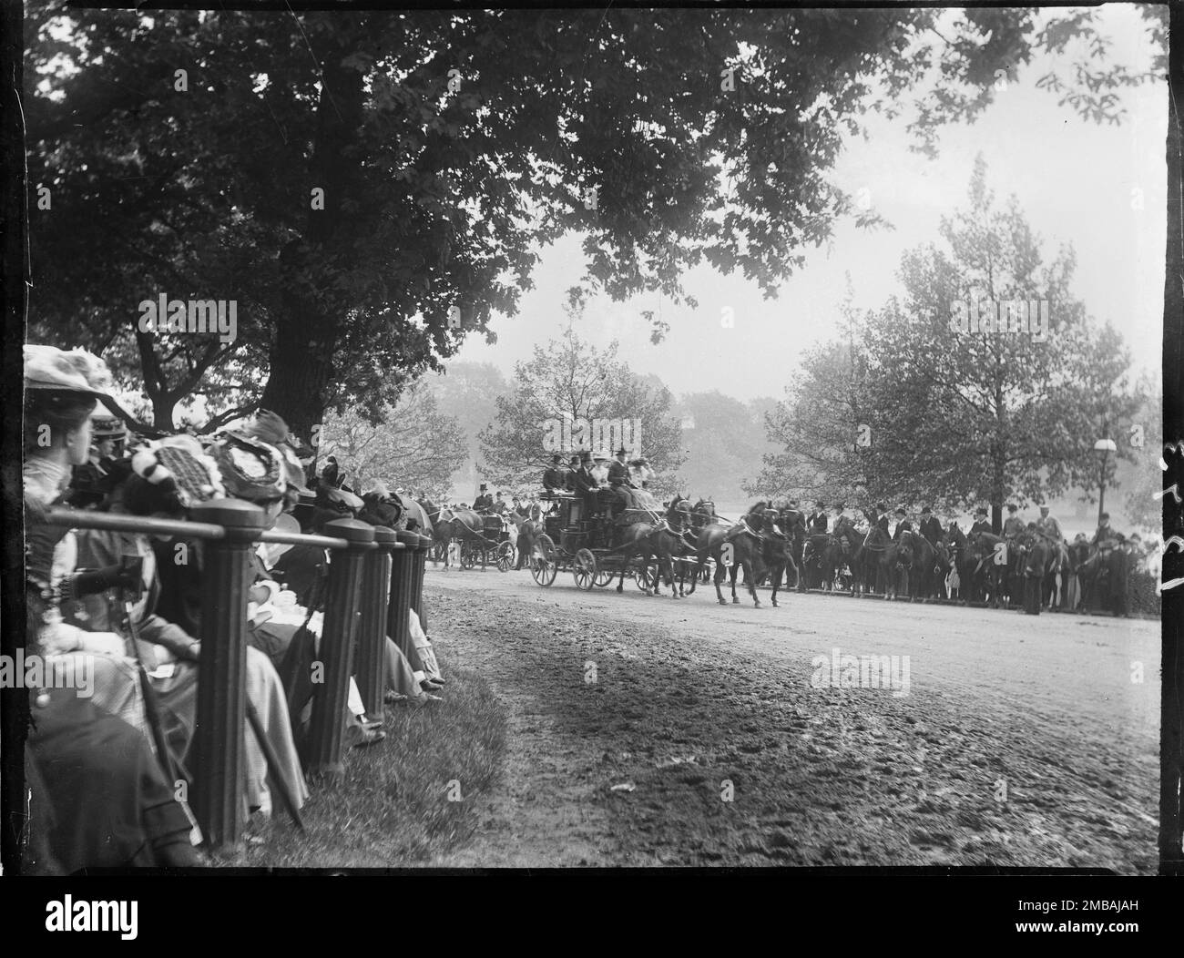 Hyde Park, City of Westminster, Greater London Authority, 1907. Ein gezogener Reisebus trifft in einem Kutschclub im Hyde Park ein. Ab den frühen 1800er Jahren trafen sich während der Londoner Saison Mitglieder von Coaching Clubs im Hyde Park, bevor sie zum Mittagessen an Orten wie Crystal Palace, Greenwich oder Richmond aufbrachen. Stockfoto