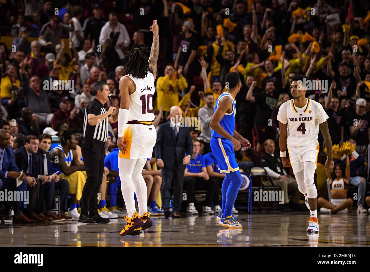 Arizona State Guard Frankie Collins (10) feiert, nachdem er in der ersten Hälfte des NCAA-Basketballspiels gegen UCLA in Tempe einen Dreier abgesaugt hat Stockfoto