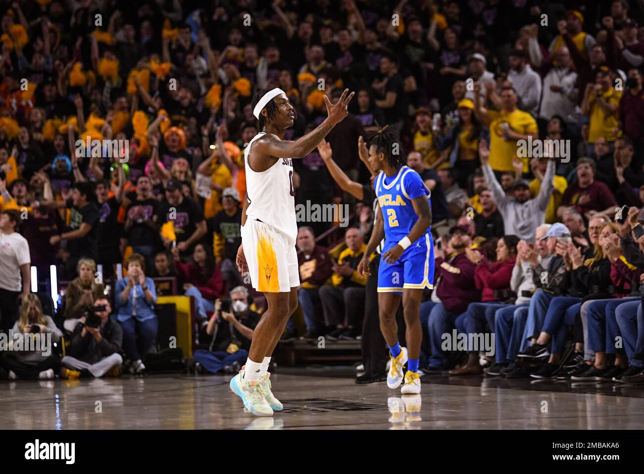 Arizona State Guard DJ Horne (0) feiert, nachdem er in der ersten Hälfte des NCAA-Basketballspiels gegen UCLA in Tempe, Arizon, einen Dreier abgeworfen hat Stockfoto