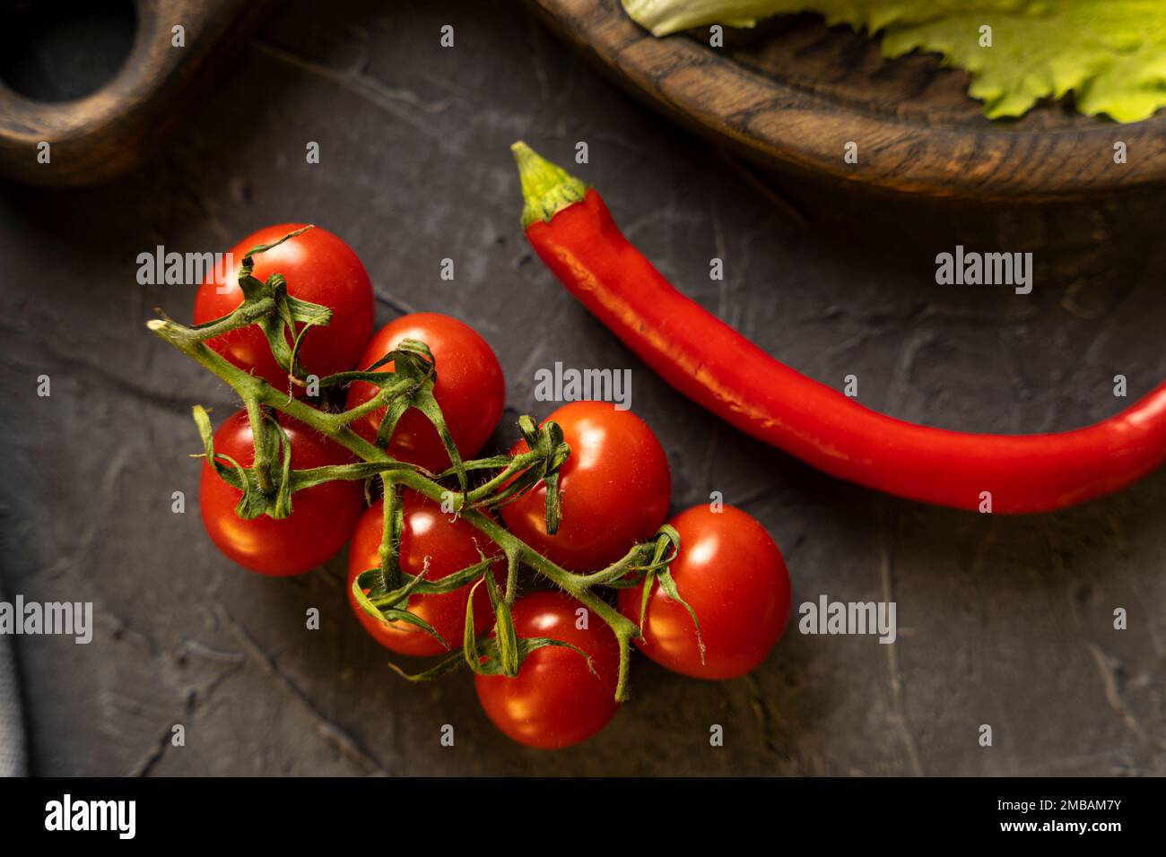 Köstliche reife Kirschtomaten, Chili-Paprika und Knoblauch zum Kochen Stockfoto