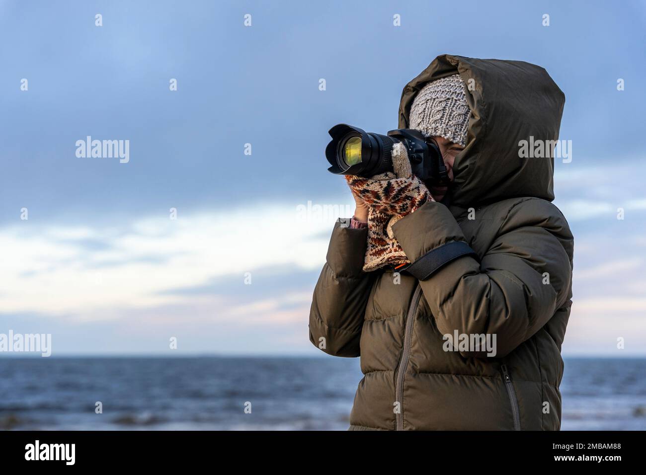 Eine Fotografin macht Fotos mit einer Kamera Stockfoto