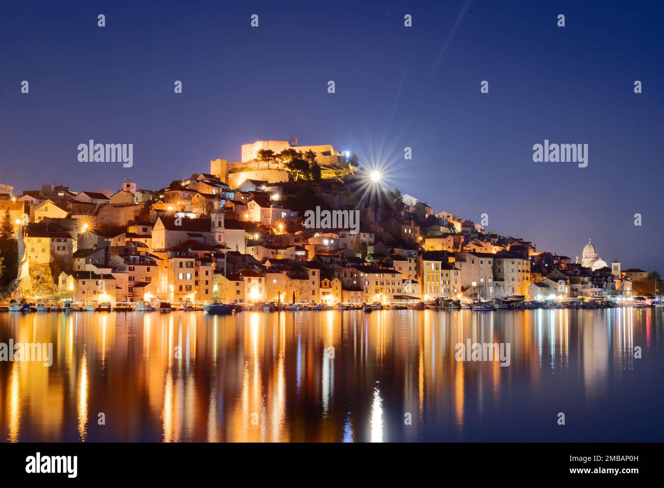 Nächtliche Vorstellung der Stadt Sibenik in Kroatien. Urlaub und Urlaub an der Küste. Die Kathedrale von St. James in Sibenik, UNESCO-Weltkulturerbe. Stockfoto