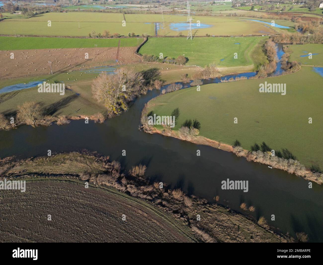 Luftaufnahme des Zusammenflusses des Flusses Lugg mit dem großen Fluss Wye in der Nähe von Mordiford in Herefordshire UK vom Januar 2023 Stockfoto