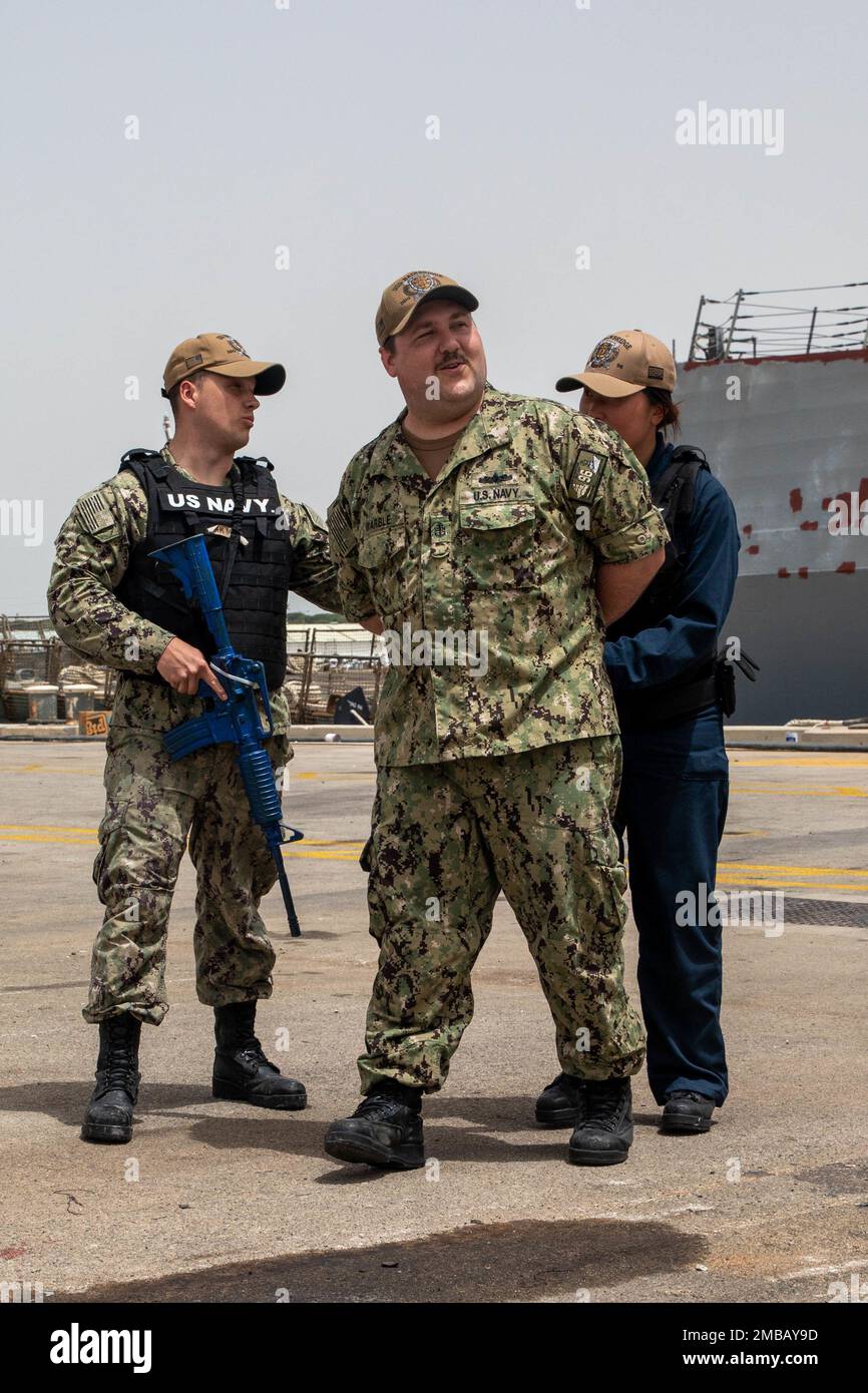 220614-N-QI593-1149 ROTA, Spanien (14. Juni 2022) Matrosen, die der USS Bainbridge (DDG 96) zugeteilt wurden, nehmen am 14. Juni 2022 an einer Übung zum Schutz der Truppen gegen den Terrorismus Teil. Bainbridge ist auf einem geplanten Einsatz in den USA Marinestreitkräfte Europa Einsatzgebiet, angestellt von den USA Sechste Flotte, die die Interessen der USA, Verbündeten und Partner verteidigt. Stockfoto