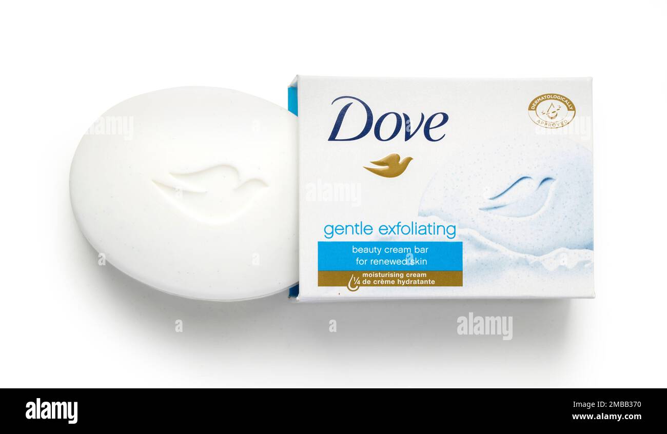 CHISINAU, MOLDAWIEN - 25. MÄRZ 2016. Dove Beauty Creme Bar Seife isoliert auf weiß. Dove ist eine Marke für Körperpflegeprodukte, die Unilever gehört. Stockfoto