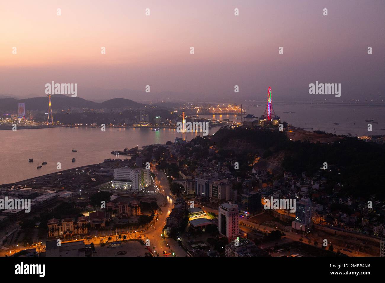 Ha Long Bay (Halong-Bucht) Blick über die Stadt Ha Long - farbenfrohe Lichter an einem schönen Abend. Ha Long City, Vietnam Stockfoto