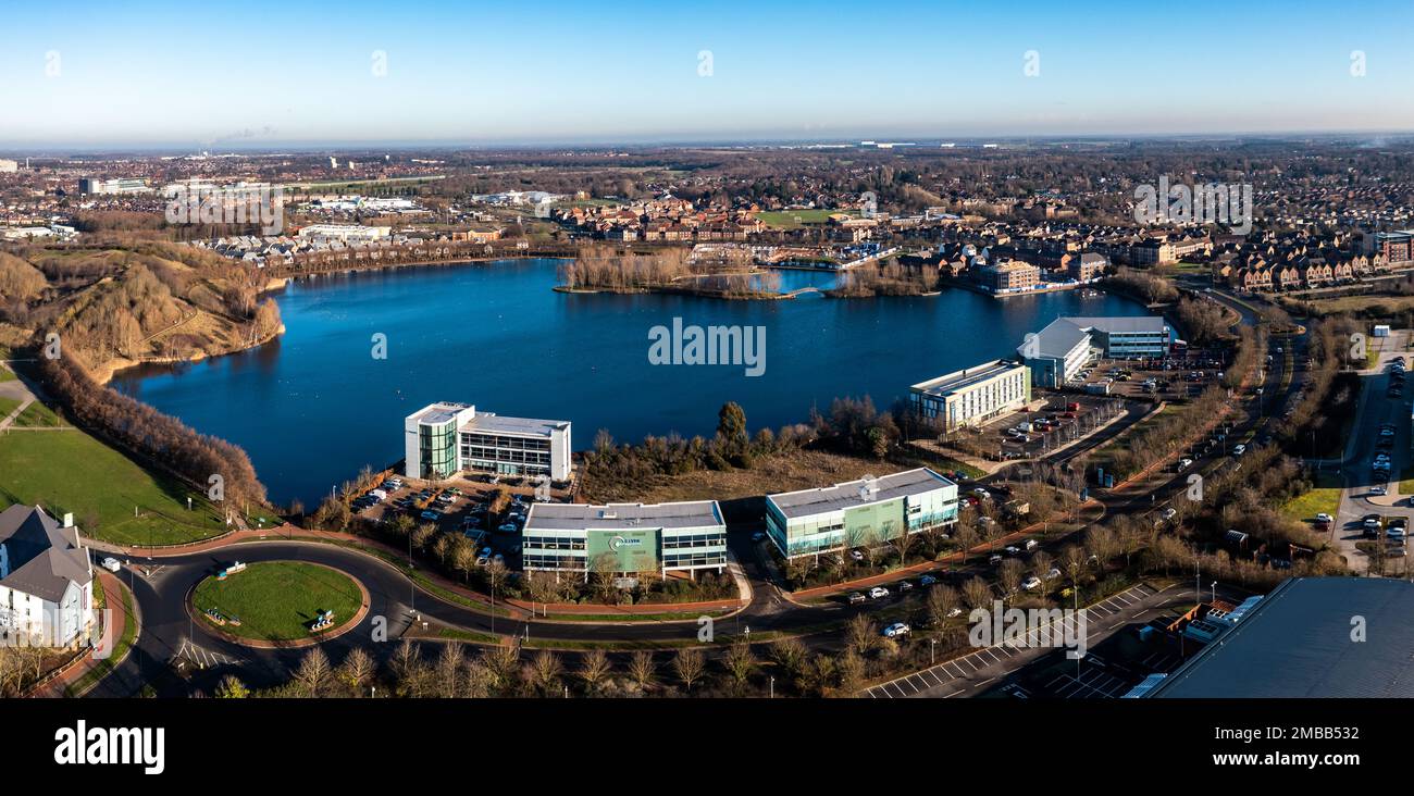 Blick aus der Vogelperspektive auf das wiederaufgebaute Gebiet von Doncaster, bekannt als Lakeside, mit Wohn- und Bürogebäuden rund um einen malerischen See Stockfoto