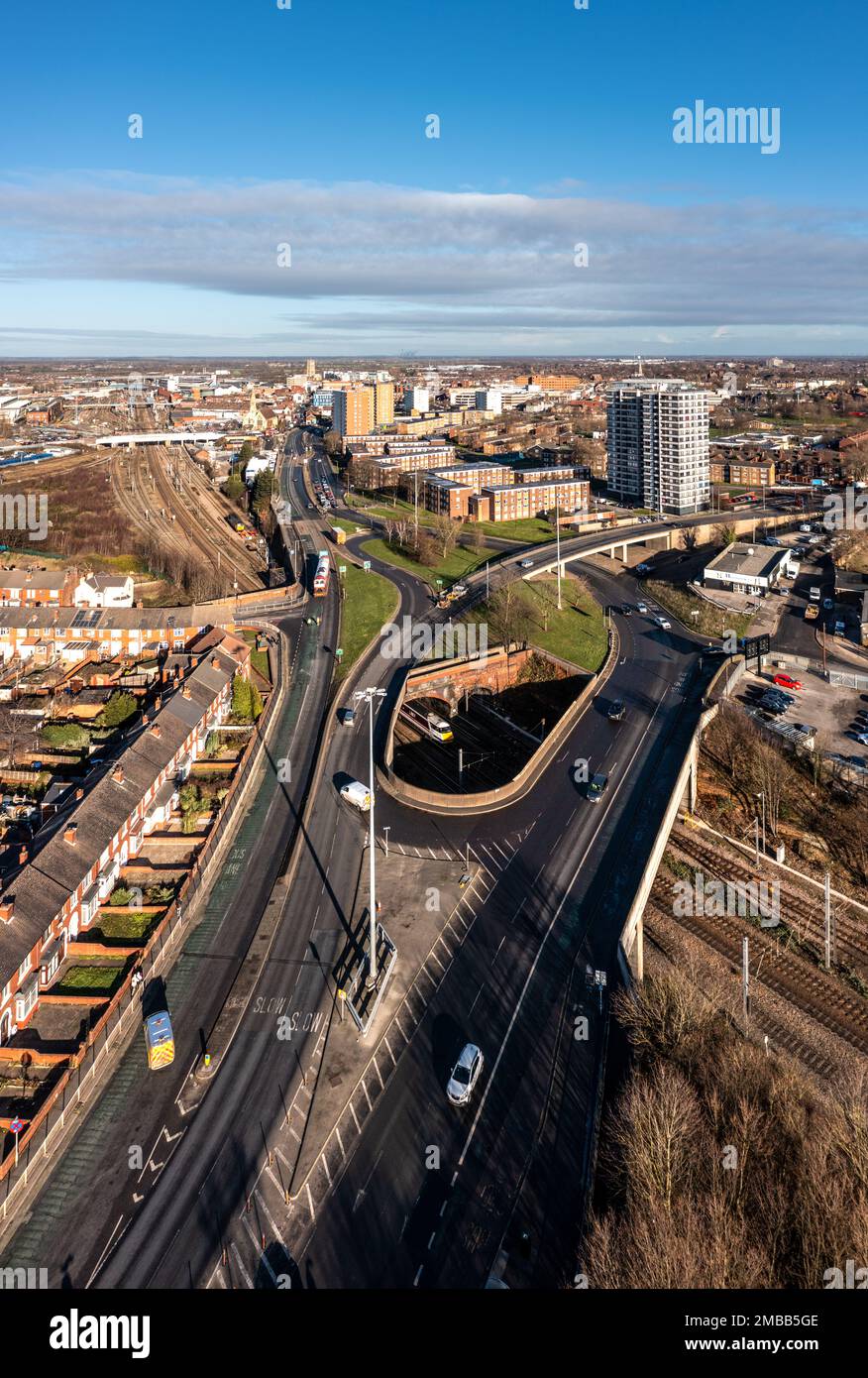 Blick aus der Vogelperspektive auf die Hauptstraße in das Stadtzentrum von Doncaster am Balbwith, mit der Ostküsten-Eisenbahn, die Zugang zur neuen englischen Stadt bietet Stockfoto
