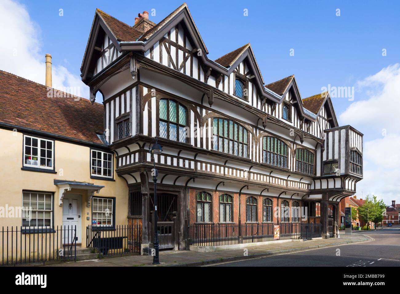 Das Tudor House and Garden Museum, Southampton, ein eindrucksvolles Stadthaus mit Holzrahmen von ca.1500. Stockfoto