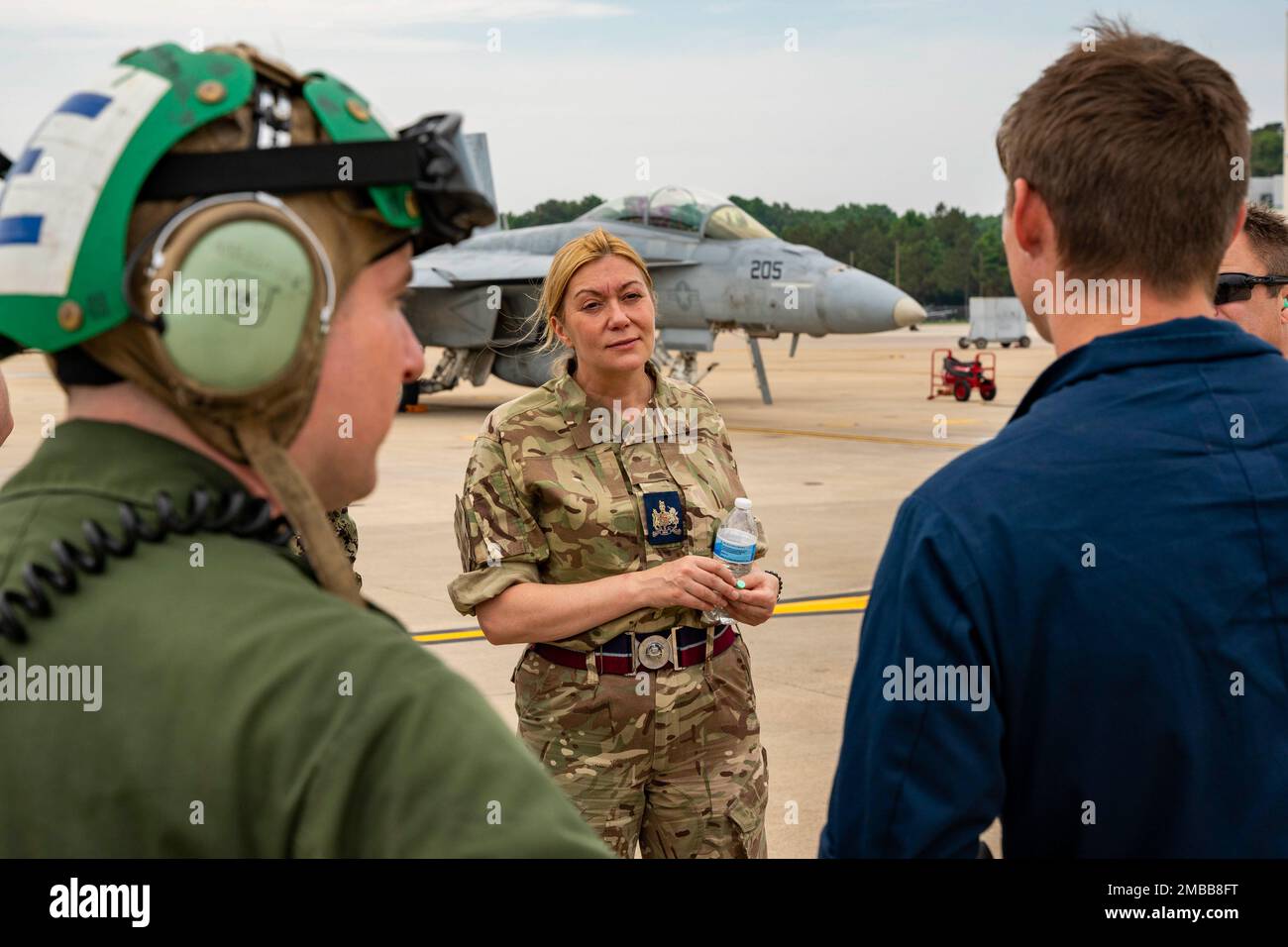 220614-N-QI061-1115 VIRGINIA BEACH, VA (14. Juni 2022) Offizierin der Royal Air Force, Sara Catterall, Center, und Oberbefehlshaber des NATO-Hauptquartiers des Allied Air Command, spricht mit Seeleuten während eines Besuchs bei den ‚Gladiatoren‘ der Streikkkampfgeschwader (VFA) 106 auf der Marinestation Oceana, Juni 14. Stanion und Catterall, die beiden hochrangigen Führer von MARCOM und AIRCOM, die Kommandos, die NATO-Operationen in den Bereichen See und Luft leiten, besuchten die Gegend um Hampton Roads, um mehr über die USA zu erfahren Die Fähigkeiten der Marine und ihre Integration in die Allianz. Stockfoto