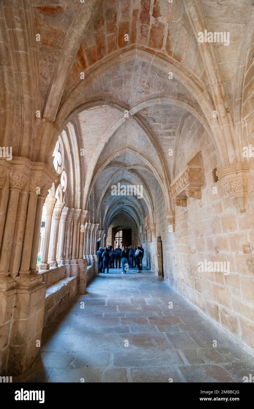 Gruppe von Personen am Kloster der königlichen Abtei Santa Maria de Poblet. Tarragona, Katalonien, Spanien Stockfoto