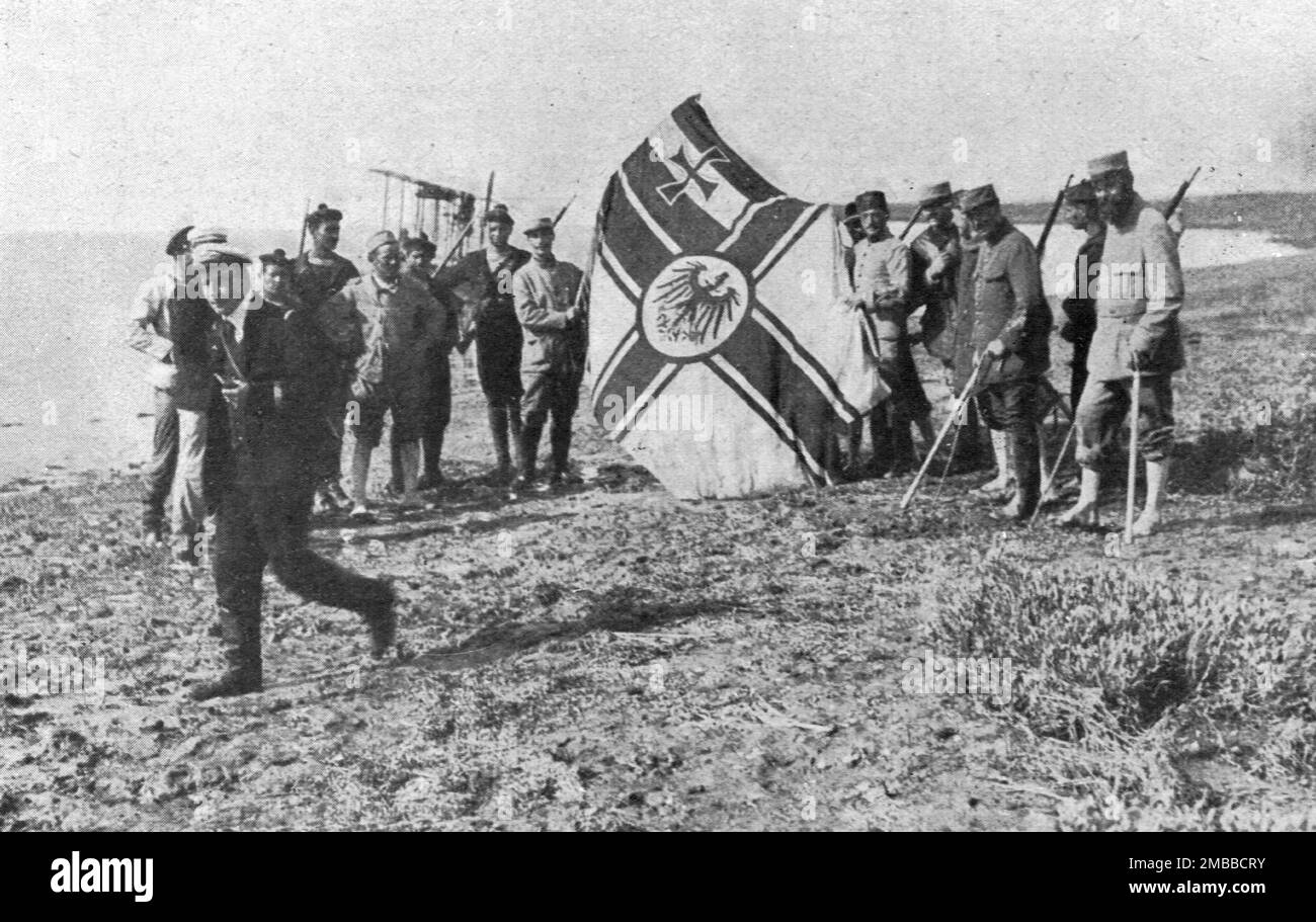"Trois Zeppelins entmutigt en trois jours. Le "LZ85"; Le pavillon du Zeppelin LZ85 que l'equipage avait emporte dans sa fuite", 1916. Aus der „Collection de la Guerre IV L'Illustration Tome CXLVII. La Guerre Janvier, Fevrier, Mars, Avril, Mai, Juin 1916". Stockfoto