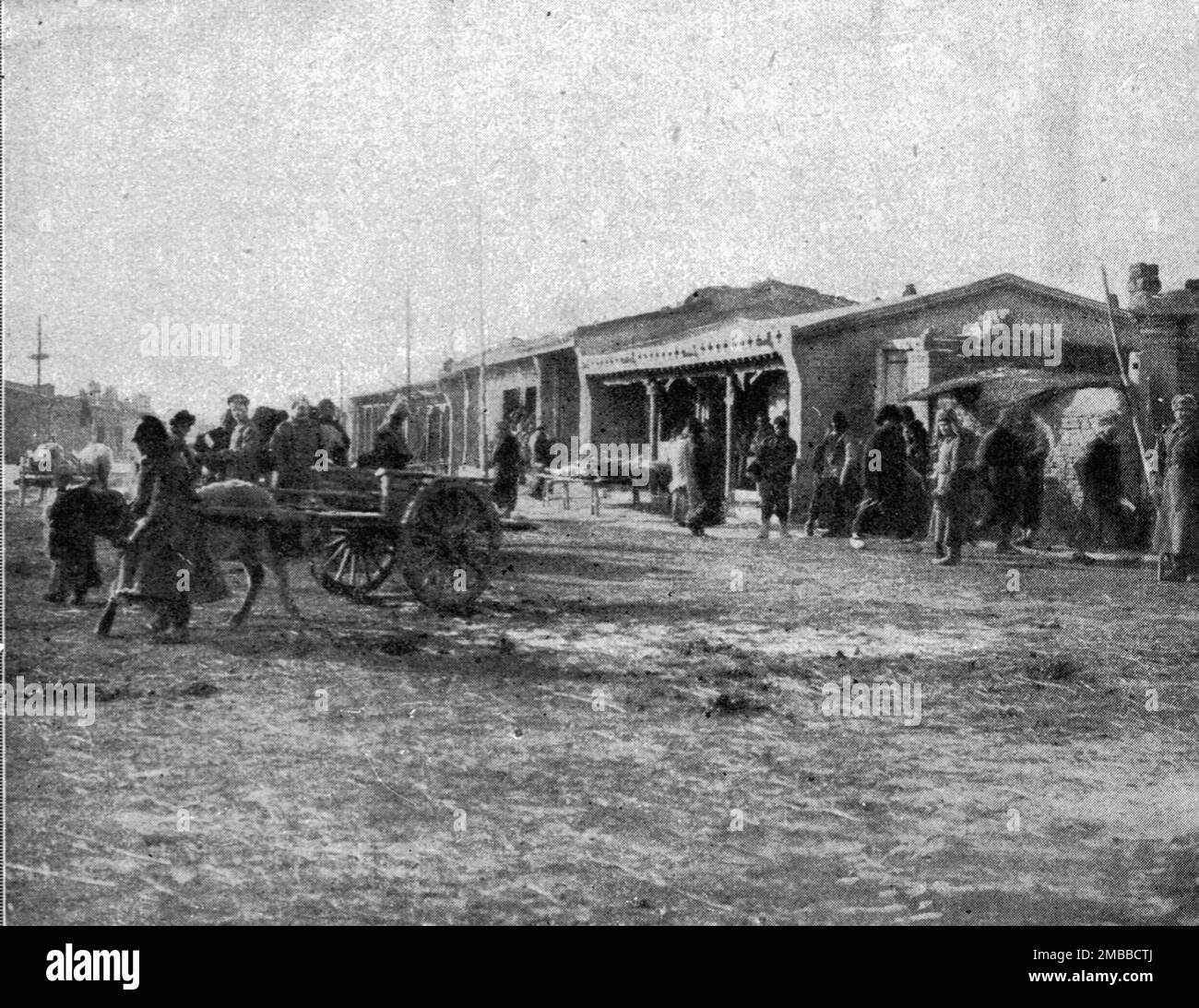 "Le Periple des Russes : De Moscou a Marseille par la Siberie, les Mers de Chine et des Indes et le Canal de Suez; en Mandchourie : un arret apres dix-sept jours de Transsiberien (20 fev.)", 1916. Aus der „Collection de la Guerre IV L'Illustration Tome CXLVII. La Guerre Janvier, Fevrier, Mars, Avril, Mai, Juin 1916". Stockfoto