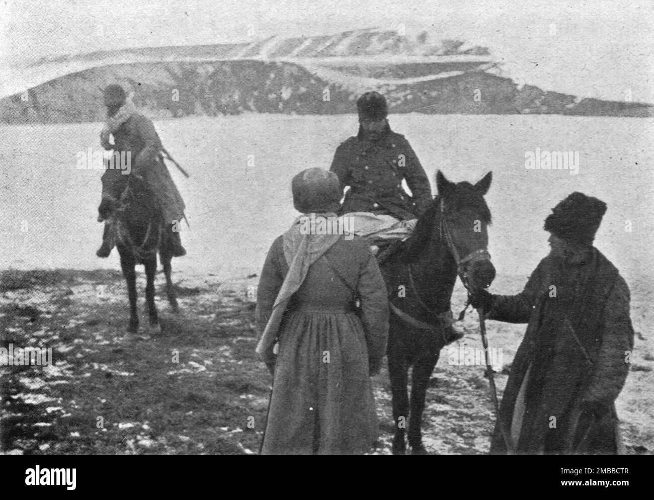 "L'interrogatoire d'un officier turc prisonnier qui, ayant les pieds geles, a ete hisse sur un cheval", 1916. Aus der „Collection de la Guerre IV L'Illustration Tome CXLVII. La Guerre Janvier, Fevrier, Mars, Avril, Mai, Juin 1916". Stockfoto