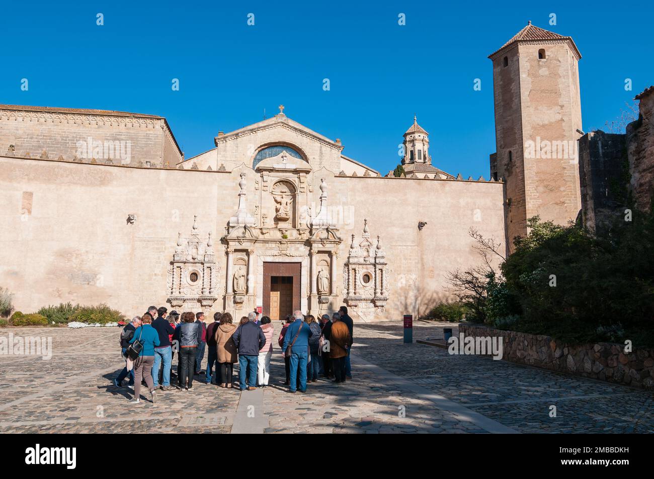 Gruppe von Personen betreten die königliche Abtei Santa Maria de Poblet. Tarragona, Katalonien, Spanien Stockfoto