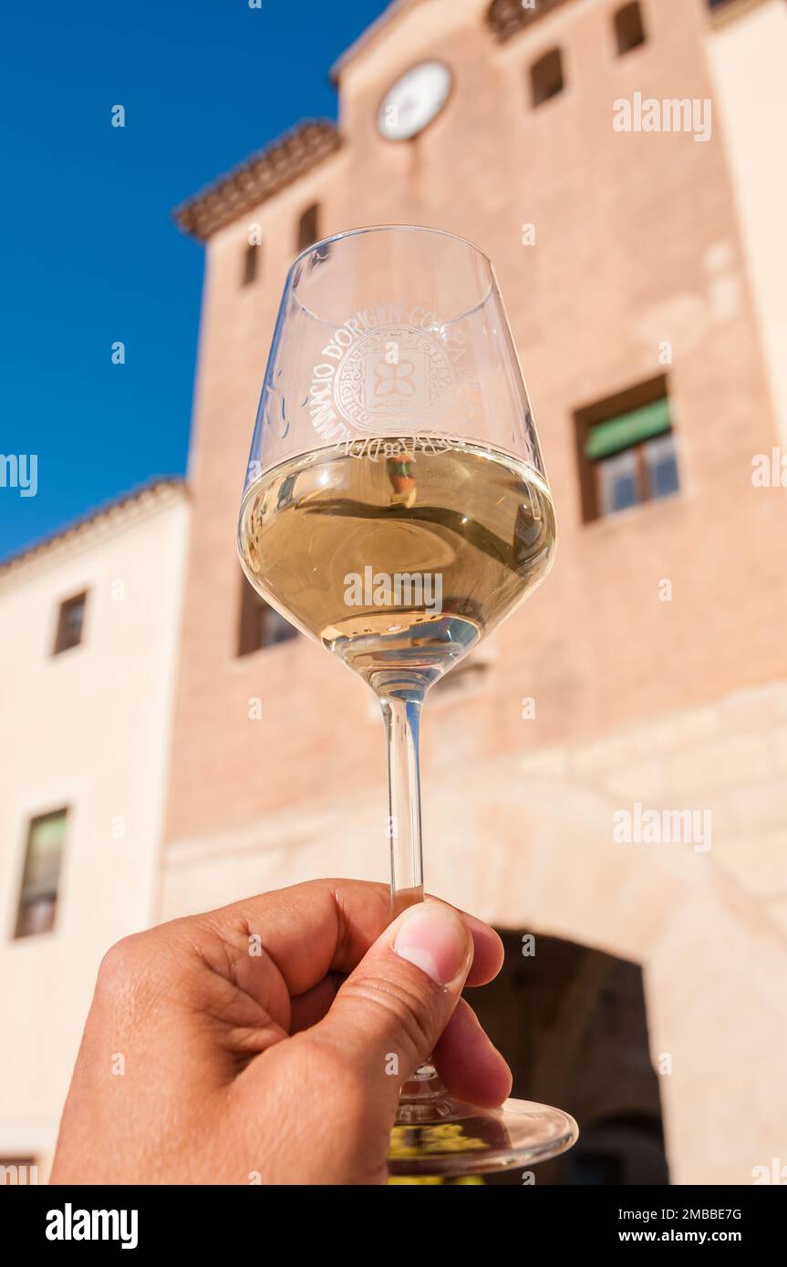 Halten Sie ein Glas Weißwein vor dem Eingang zum Monestir de Poblet. Monestir de Poblet, Katalonien, Spanien Stockfoto