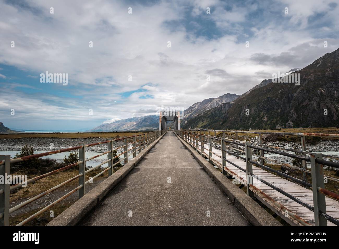 Eisenbrücke über den Hooker River in der Nähe von Mount Cook auf der Südinsel Neuseelands mit Bergen in der Ferne Stockfoto