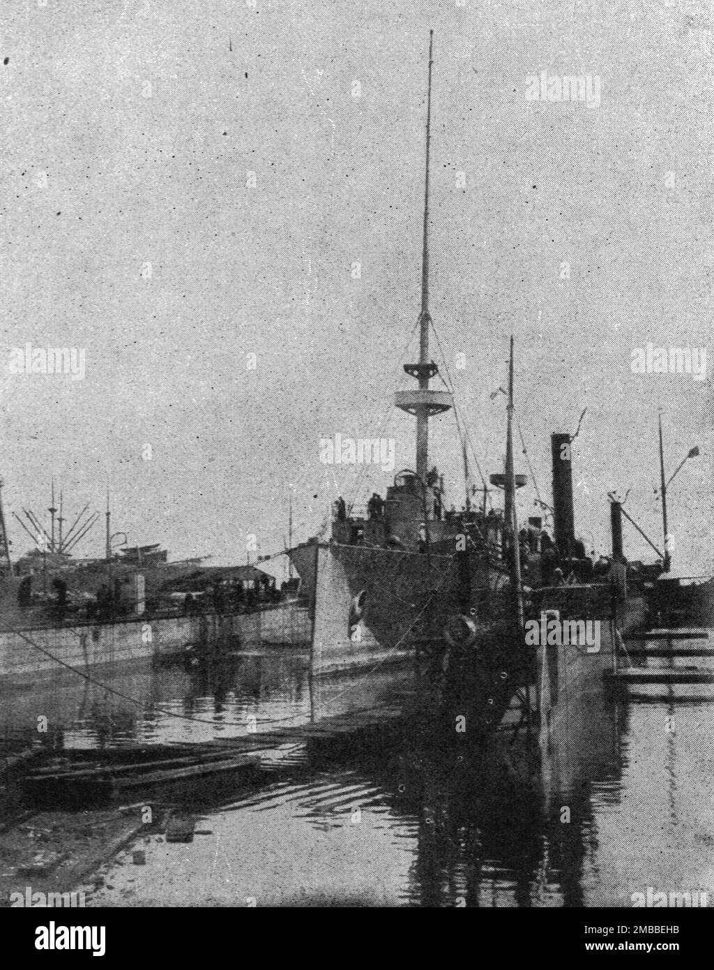 "Relevement du "Medjidie" a Odessa : le croiseur est soutenu par des Chalands, et des pompes a Vapeur vident l'Eau, en attendant qu'il soit hisse sur le Dock flottant", c1915. Aus der „Collection de la Guerre IV L'Illustration Tome CXLVII. La Guerre Janvier, Fevrier, Mars, Avril, Mai, Juin 1916". Stockfoto