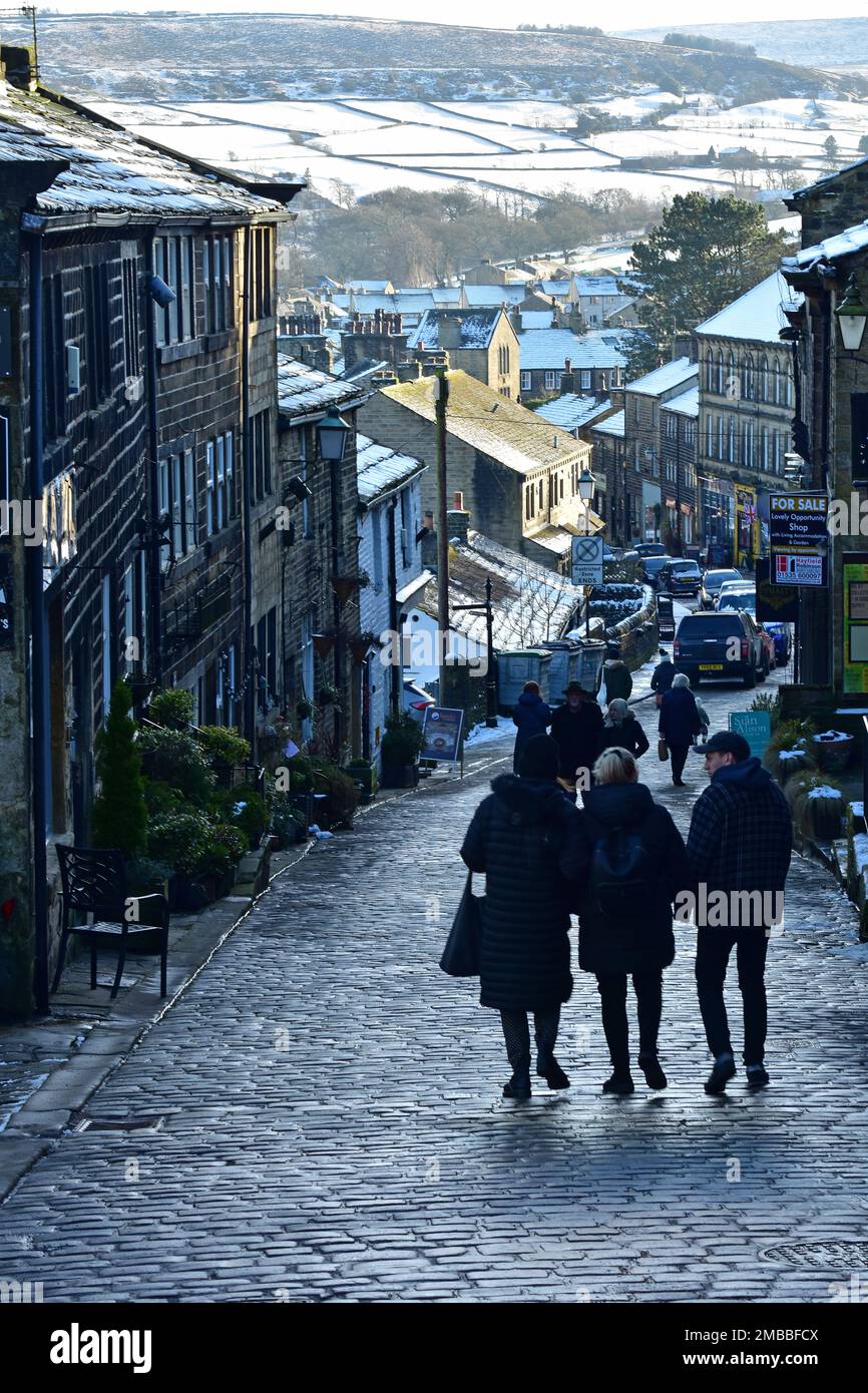 Leute auf der Haworth Main Street in Winter Snow, West Yorkshire Stockfoto