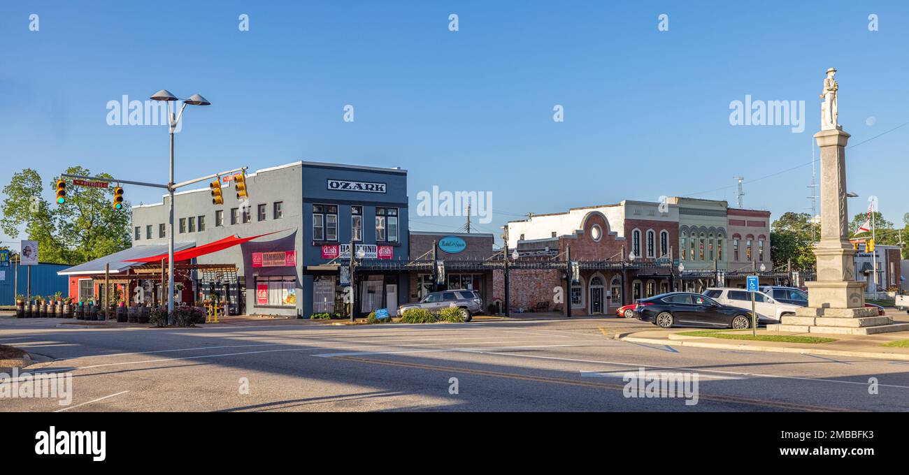 Ozark, Alabama, USA - 19. April 2022: Das alte Geschäftsviertel an der Reynolds Street Stockfoto