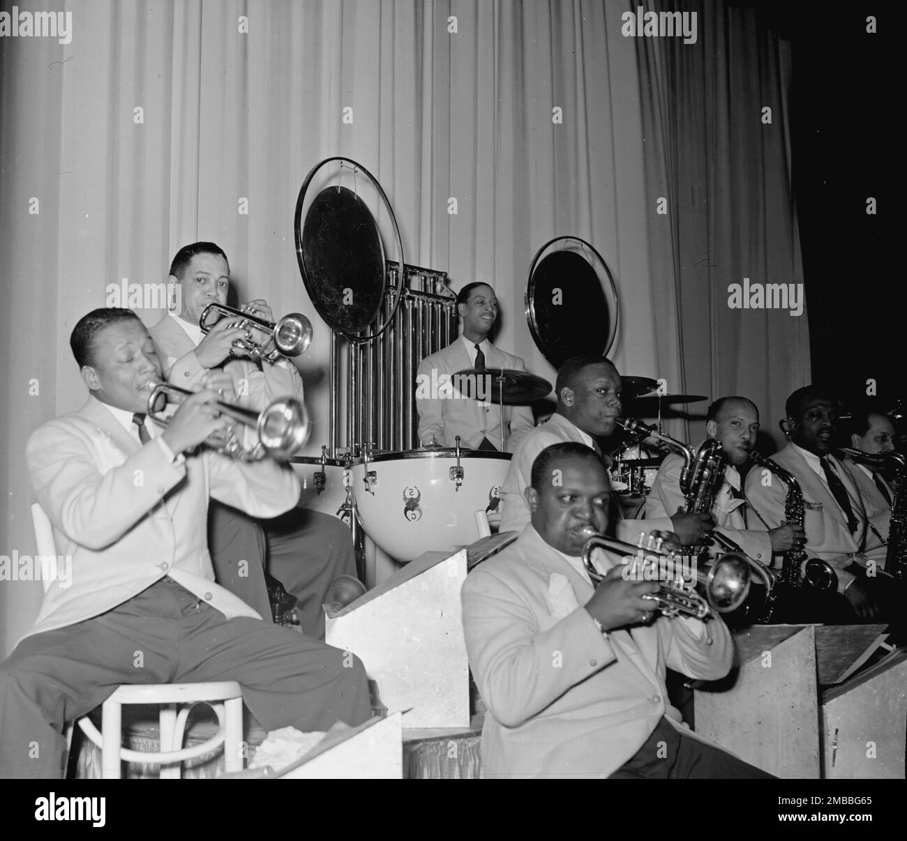 Porträt von Barney Bigard, Ben Webster, Otto Toby Hardwick(e), Harry Carney, Rex William Stewart, Sonny Greer, Wallace (Leon) Jones(?) und Ray Nance, Howard Theater(?), Washington, DC, zwischen 1938 und 1948. Stockfoto