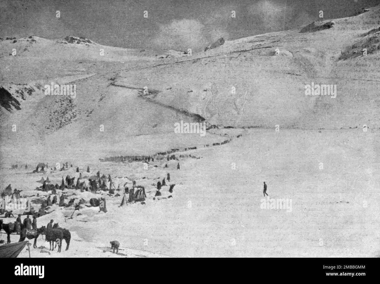 "La Campagne d'Hiver des russes en Armenie; les chasseurs du Caucase Descendent du plateau de Kargabazar pour atteindre Erzeroum; trois petits groupes, se detachant en noir a mi-hauteur, au Centre, font glisser des Canons le Long de la pente", 1916. Aus der „Collection de la Guerre IV L'Illustration Tome CXLVII. La Guerre Janvier, Fevrier, Mars, Avril, Mai, Juin 1916". Stockfoto