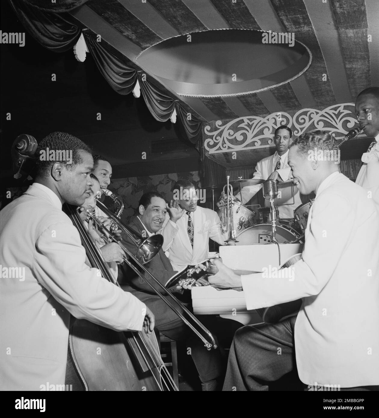 Portrait von Junior Raglin, Lawrence Brown, Johnny Hodges, Duke Ellington, Ray Nance, Sonny Greer, Fred Guy und Harry Carney, Aquarium, New York, N.Y., Ca. Nov. 1946. Stockfoto