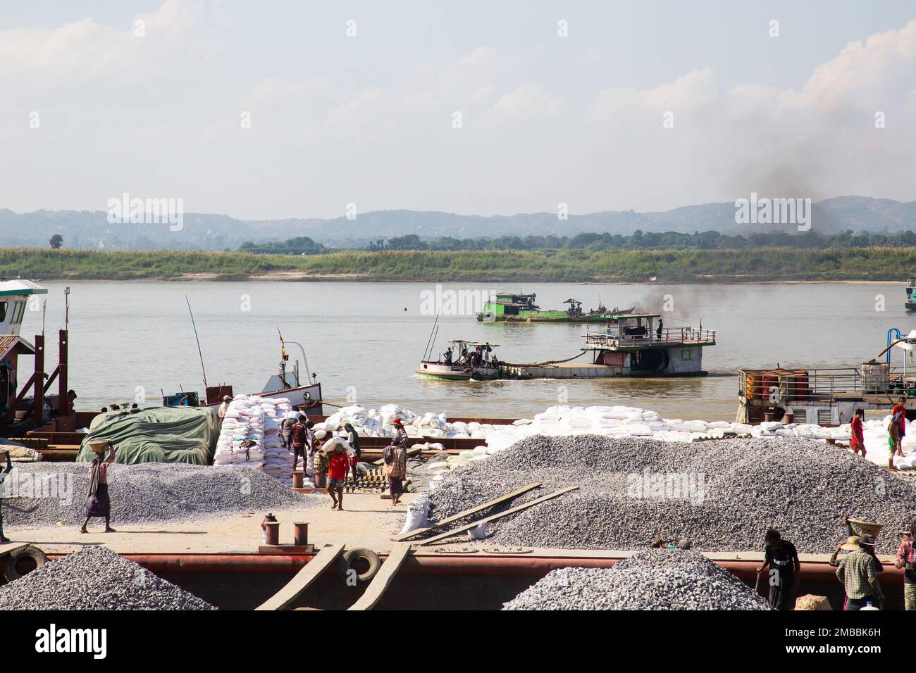 Arbeiter Transport Kies - harte Arbeiter entladen Kies von Booten auf dem Irrawaddy Fluss (Fotojournalismus ) Mandalay , Myanmar Stockfoto