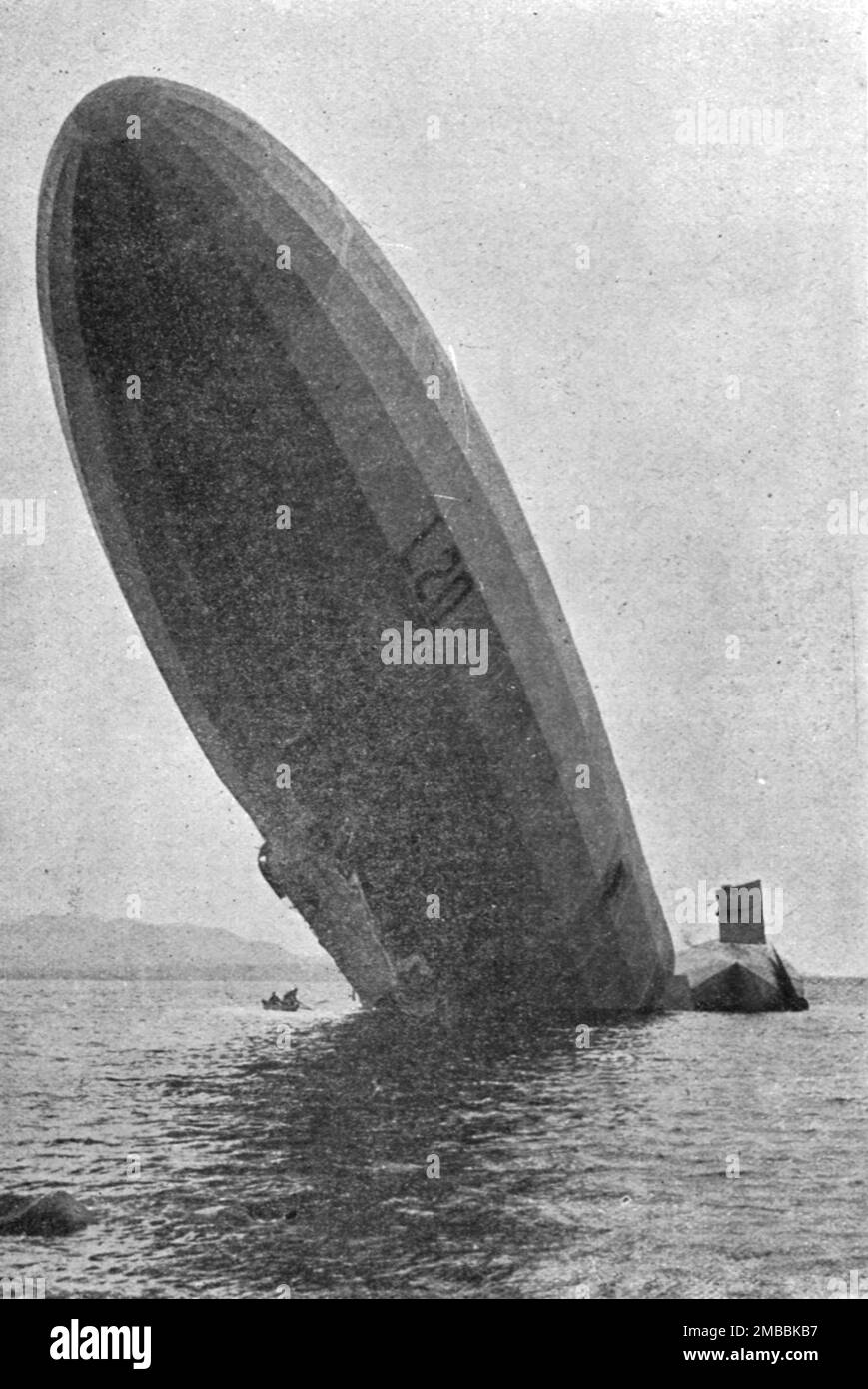 "Trois Zeppelins entmutigt en trois jours. Le "L20" dans un Fjord de Norvege; L'avant dresse en l'air : a droite, l'arriere, qui s'est retourne apres la dislocation de la carcasse", 1916. Aus der „Collection de la Guerre IV L'Illustration Tome CXLVII. La Guerre Janvier, Fevrier, Mars, Avril, Mai, Juin 1916". Stockfoto
