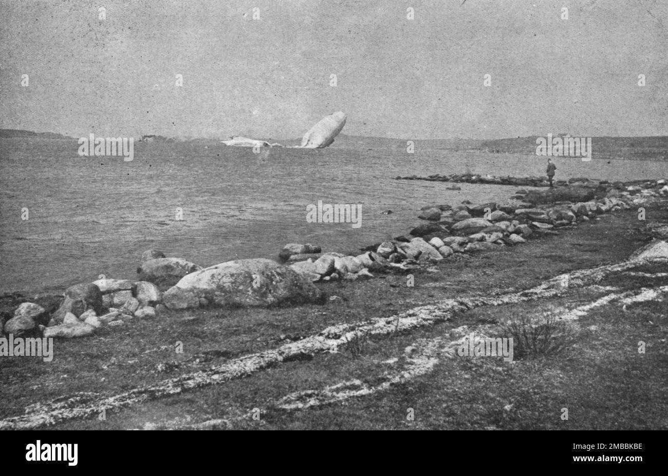 "Trois Zeppelins entmutigt en trois jours. Le "L20" dans un Fjord de Norvege; L'epave du Zeppelin L20 flottant au gre des vents au Milieu du Hafsfjord, le 3 Mai', 1916. Aus der „Collection de la Guerre IV L'Illustration Tome CXLVII. La Guerre Janvier, Fevrier, Mars, Avril, Mai, Juin 1916". Stockfoto
