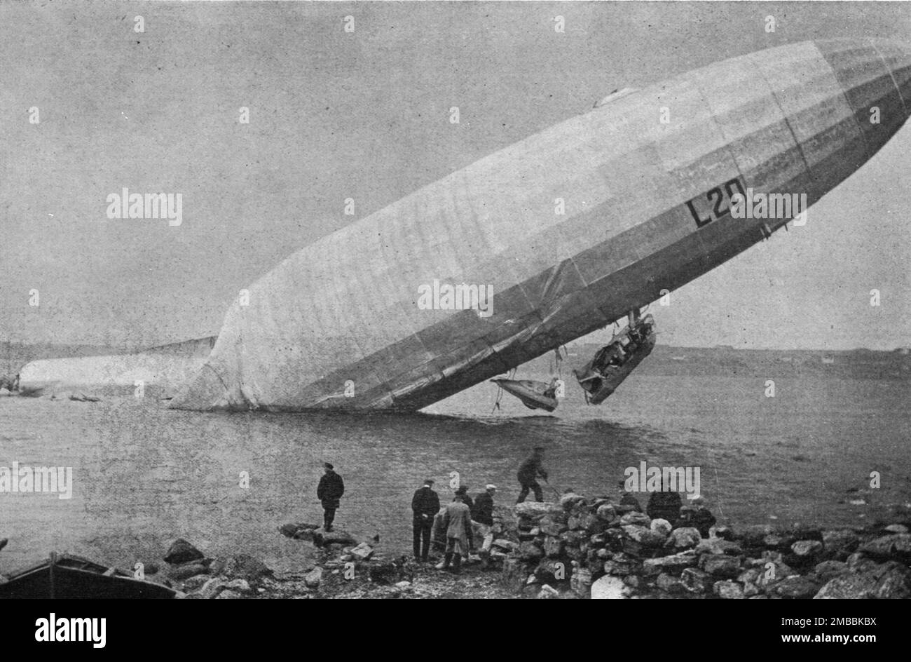 "Trois Zeppelins entmutigt en trois jours. Le "L20" dans un fjord de Norvege; en derivant, le zeppelin L20 est venu a la cote : la nacelle avant est en deux troncons', 1916. Aus der „Collection de la Guerre IV L'Illustration Tome CXLVII. La Guerre Janvier, Fevrier, Mars, Avril, Mai, Juin 1916". Stockfoto