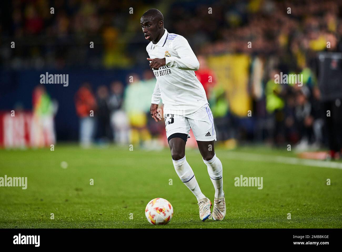 Ferland Mendy (Real Madrid, Nr. 23) läuft mit dem Ball Stockfoto