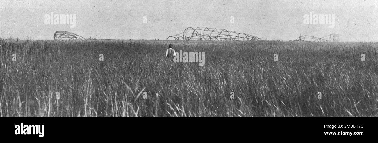 "Trois Zeppelins entmutigt en trois jours. Le "L17" sur la cote du Slesvig; La carcasse du zeppelin tombe dans les marais du Delta du Vardar : A Gauche, l'avant que notre premiere page montre de pres sous un Aspect imprevu', 1916. Aus der „Collection de la Guerre IV L'Illustration Tome CXLVII. La Guerre Janvier, Fevrier, Mars, Avril, Mai, Juin 1916". Stockfoto