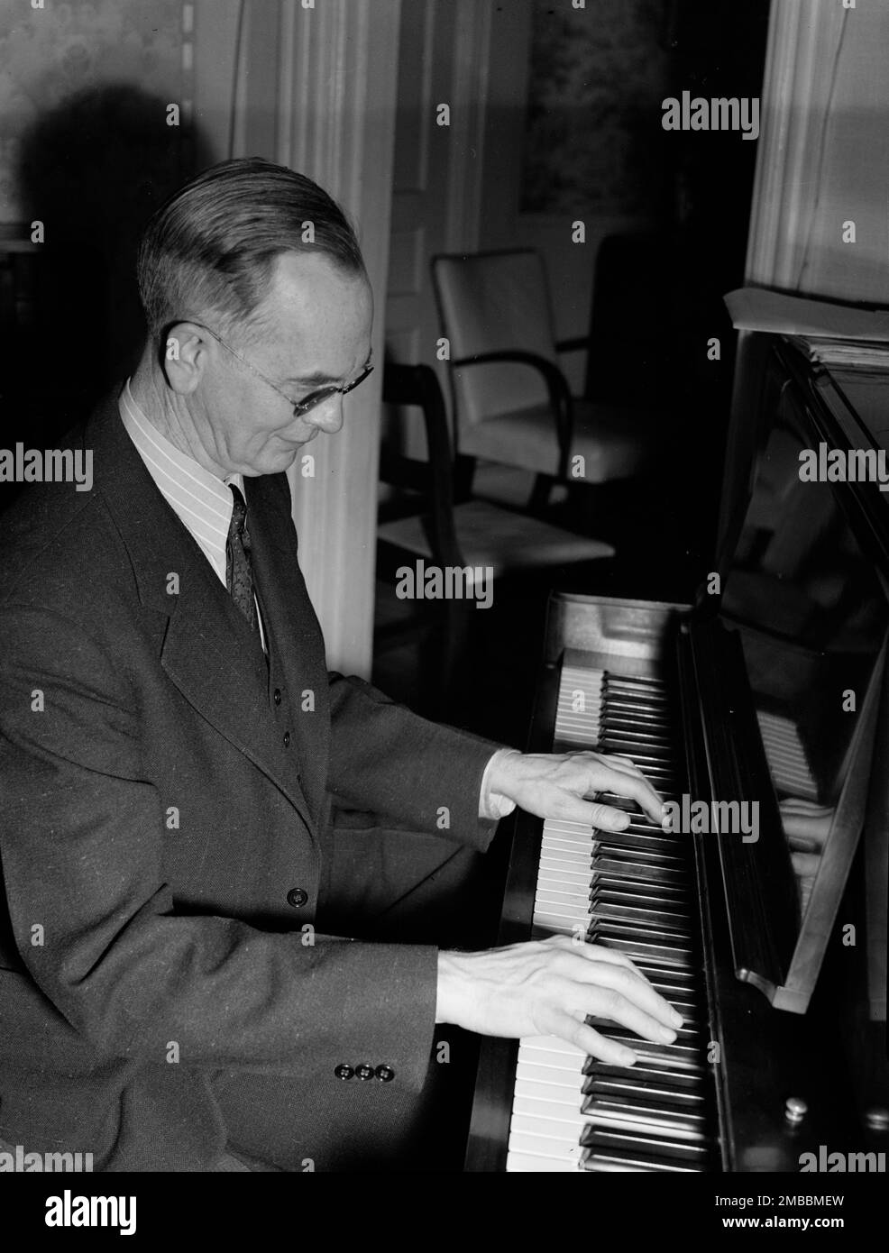 Porträt von Roy J. Carew in seinem Haus, 818 Quintana Place NW, Washington, D.C., Ca. Februar 1942. Stockfoto