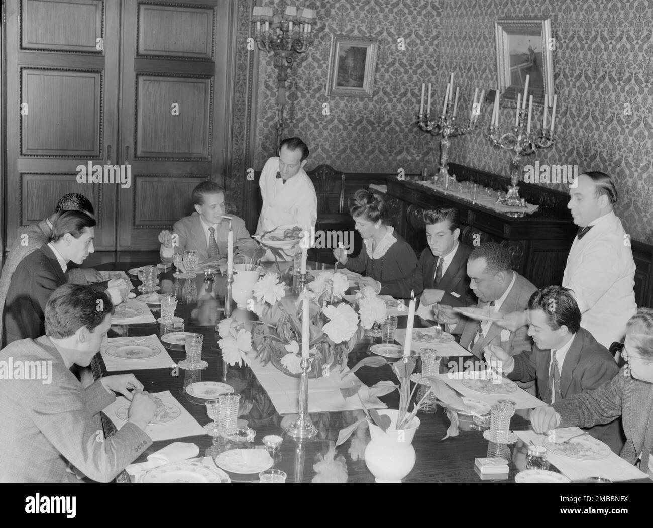 Porträt von Herb Abramson, Sadi Coylin, Benny Morton(?), Nesuhi Ertegun, Adele Girard, Joe Marsala, Zutty Singleton und Max Kaminsky, türkische Botschaft, Washington, DC, 1938. Stockfoto