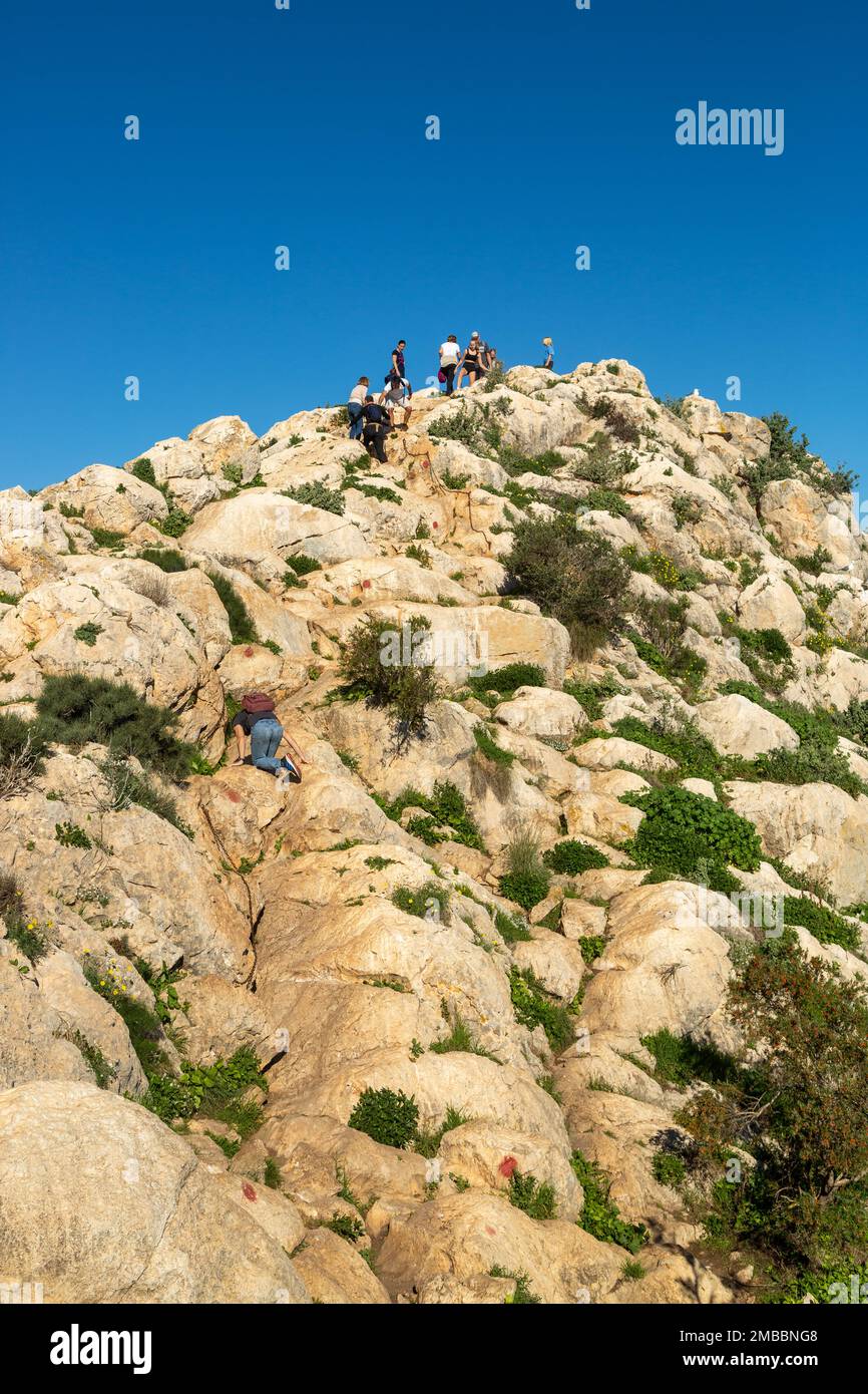 Menschen, die auf dem felsigen Kamm von Penon de Ifach, Calpe, Provinz Alicante, Spanien spazieren Stockfoto