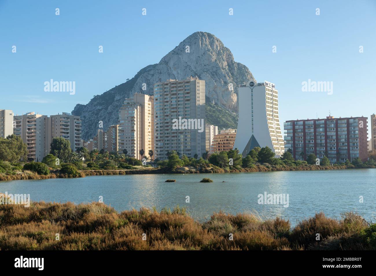 Las Salinas de Calpe mit dem massiven Kalksteinfelsen von Penon de Ifach im Hintergrund Stockfoto