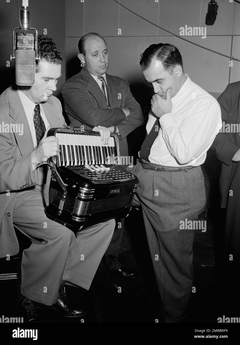 Porträt von Joe Mooney, Milt Gabler und Morty Palitz, Decca Studio, New York, N.Y., Ca. Dez. 1946. Stockfoto