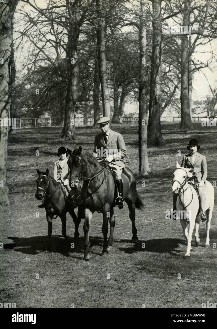 "Geburtstagsfahrt - 21. April 1939", 1947. King George VI. Reiten mit den Töchtern Prinzessin Margaret Rose und Prinzessin Elizabeth (zukünftige Königin Elizabeth II.) zum Geburtstag. Von "Prinzessin Elizabeth: The Illustrated Story of 21 years in the Life of the Thron Presumptive" von Dermot Morrah. [Odhams Press Limited, London, 1947] Stockfoto